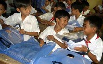 Tặng quà và xe đạp cho học sinh Phạm Văn Cội