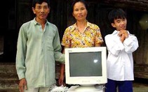 Nghệ An: Trao quà bạn đọc cho Nguyễn Công Cương