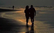 Anh ấy bỗng... nhỏ tuổi hơn...