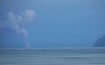 Núi lửa dưới biển gây ra cột hơi nước