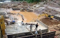 Quảng Nam: mẻ bê tông đầu tiên tại chân đập chính nhà máy thuỷ điện A Vương