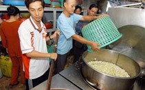 Bếp ăn từ thiện: 14 năm, 30 tỉ...