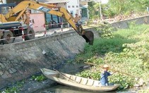 TP.HCM: vớt rác, lục bình... tại các khu vực nhiều muỗi