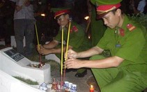 Viếng, thắp hương các phần mộ tại nghĩa trang liệt sĩ TP.HCM