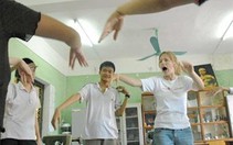 Tình nguyện ở làng Hòa Bình