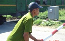Bốn cụ già và trạm gác chắn tàu lửa