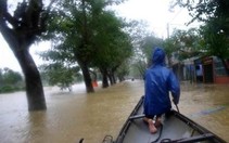 Kẹt tàu xe trong vùng lũ: hàng trăm người kêu cứu