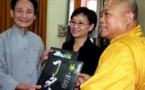 Tặng "Thơ thiền Lý Trần" cho khách Phật giáo quốc tế
