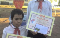 Kontum: Trao học bổng Vừ A Dính cho A Trâm và A Pyữh