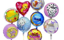 Tại sao bong bóng khí helium có thể bay lên?