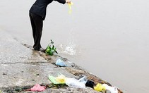 Hải Phòng: "Vô tư" ném rác xuống sông
