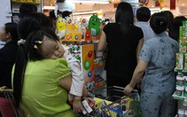 Mua sắm Tết: Siêu thị quá tải, giá cả nhích nhẹ