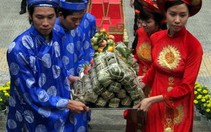 Dâng bánh tét lên tổ tiên