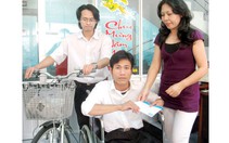 Xe lăn và xe đạp cho đôi bạn "cõng bạn đến trường"