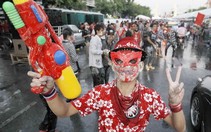 Áo đỏ tạm nghỉ ăn tết Songkran