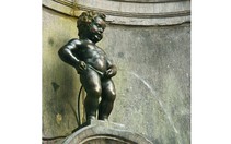 Tượng Manneken Pis "tè" ra sữa vào ngày 1-6