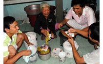 78 tuổi bán vé số tiếp sức học trò