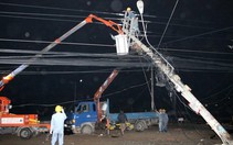 Gió lốc làm nghiêng ngã, gãy đổ 11 trụ điện