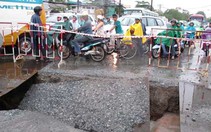 Mưa lớn gây ngập nặng trên quốc lộ 1A, TP.HCM xuất hiện "ổ voi"