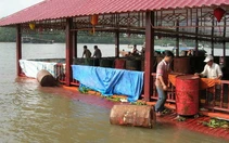 Dùng 400 thùng phuy trục vớt nhà hàng nổi Mỹ Khánh