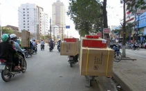 Chở hàng "đánh võng" trên phố
