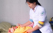 Cứu bé trai sơ sinh khỏi bị chôn sống