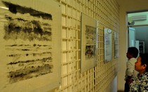 Họa sĩ Pháp vẽ tranh trên giấy dó