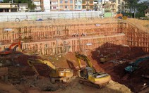 Xây trung tâm thương mại làm nứt tường, nghiêng nhà