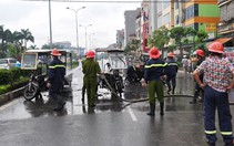 Ẩu đả, đốt cháy bốn xe ba bánh giữa phố