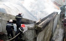 Cháy xưởng gỗ, một chiến sĩ chữa cháy bị thương