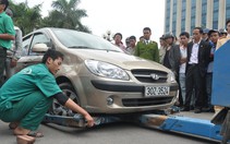 Ôtô gây tai nạn, hất người lên nắp capo