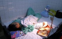 Táo tợn chặt tay người đi đường cướp tài sản