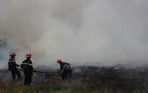 Cháy bãi cỏ, khói mù mịt bao trùm khu dân cư