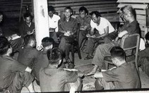 Bên trong Trại Davis - Thành lũy tháng 4