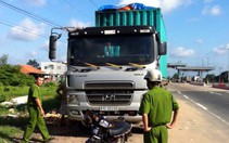 Kiểm tra gỗ lậu, tài xế khóa cửa "cố thủ" trên xe
