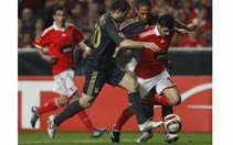 HLV Rafael Benitez đau đầu với hàng thủ
