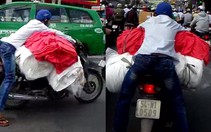 Chở hàng cồng kềnh, lái xe "làm xiếc" trên đường
