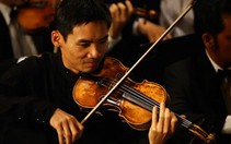 Nghệ sĩ violon Nguyễn Hữu Nguyên hòa nhạc cùng bạn bè