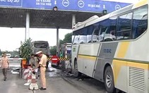 Hai xe khách Thành Bưởi tông sập ki-ốt trạm thu phí