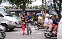 Nên nhường đường cho người đi bộ