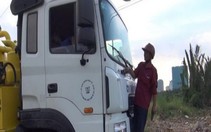 Bảo vệ dân phố "đu" trước đầu xe bồn đổ thải lén