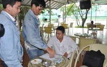 Bắt quả tang giám đốc lừa đảo nhận tiền chạy việc