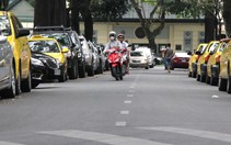 Cần làm rõ lý do thu phí đậu xe dưới lòng đường