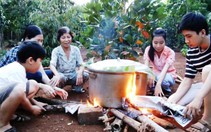 Nồi bánh chưng của mẹ ấm tuổi thơ con