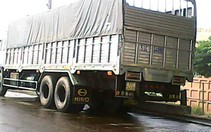 Xe tải làm đổ hóa chất nồng nặc ra đường