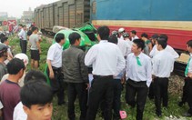 Tai nạn với tàu lửa, taxi nát bét, 2 người bị thương