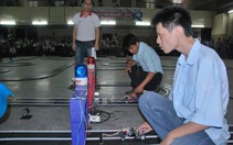 Sinh viên sáu trường "Xe đua lập trình MCR"