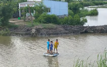 Qua sông bằng "phà" tự chế