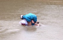 ​Nước ngập sâu, học sinh liều qua suối đến trường