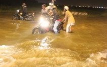 Triều cường tiếp tục dâng cao, nhiều người dân sụp hố